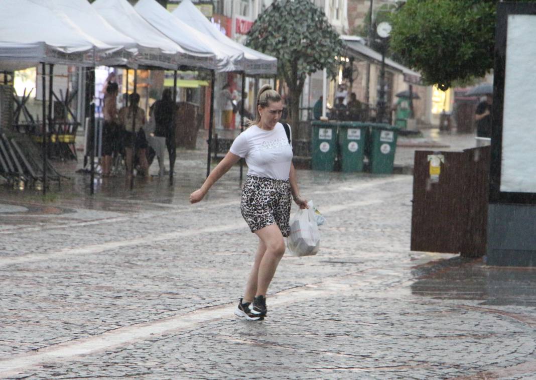 Edirne'de kuvvetli yağış ve gök gürültülü sağanak etkili oldu 9